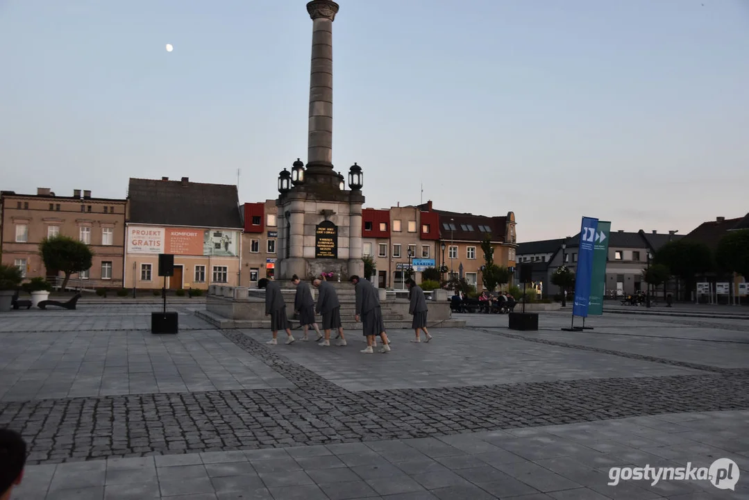 Spektakl teatralny na gostyńskim rynku