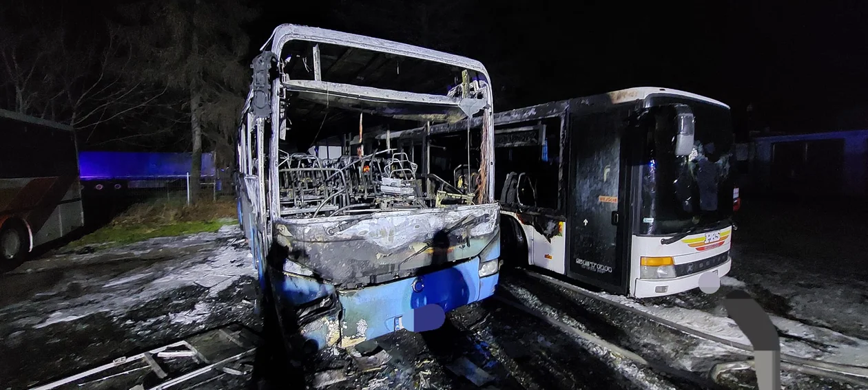 W Wolsztynie spłonęły dwa autobusy. Pożar w bazie PKS - Zdjęcie główne