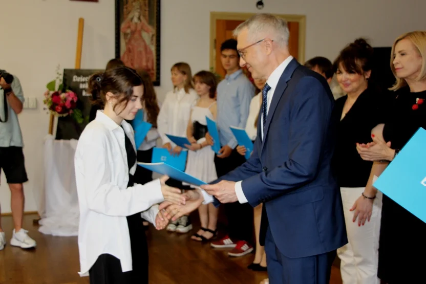 Absolwenci szkół podstawowych odebrali w Pleszewie listy gratulacyjne