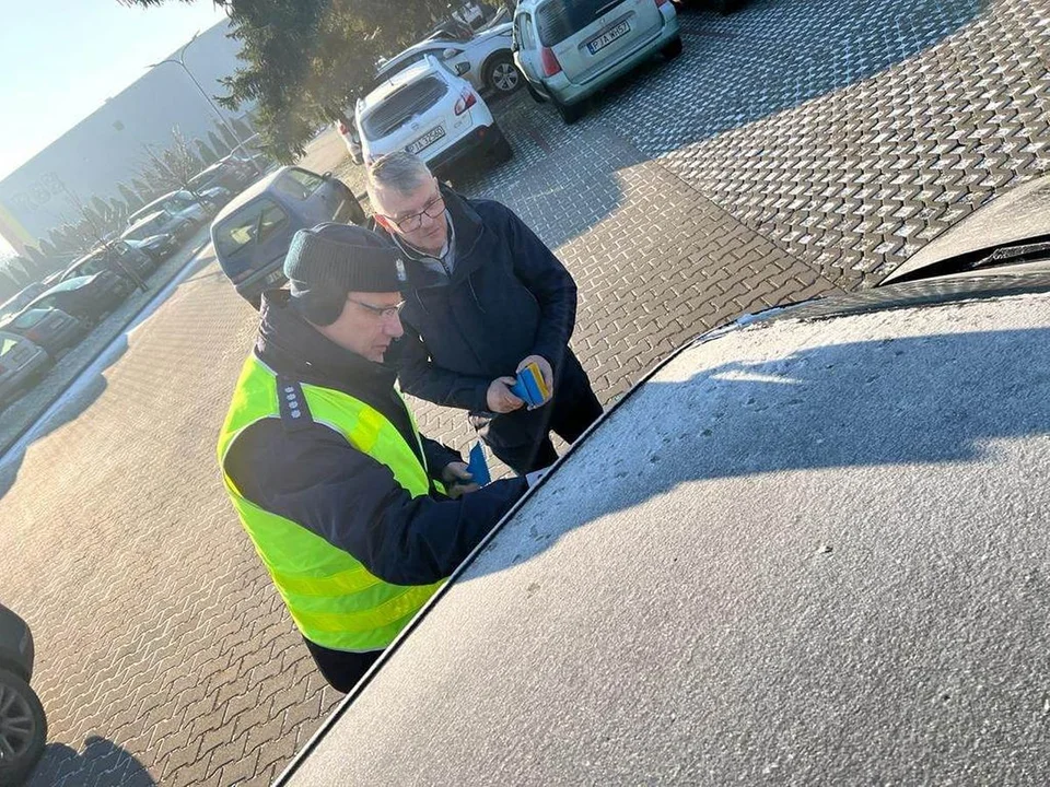 Wysokie mandaty za nieodśnieżone auto. Akcja jarocińskiej policji - Zdjęcie główne