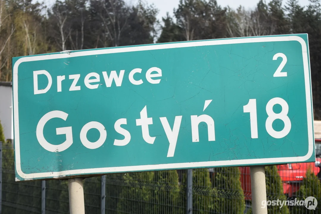 Tragiczny wypadek drogowy pomiędzy Gostyniem a Poniecem, 43-letnia kobieta zginęła na miejscu po zderzeniu auta z drzewem