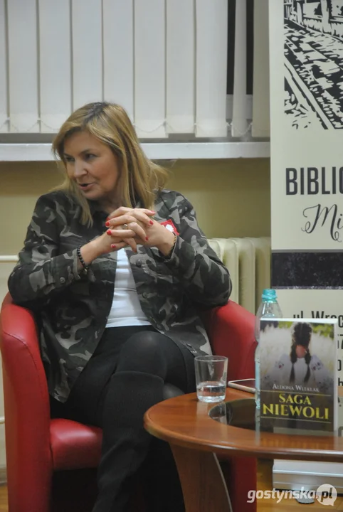 Aldona Wleklak w bibliotece w Gostyniu promowała powieść "Saga niewoli"