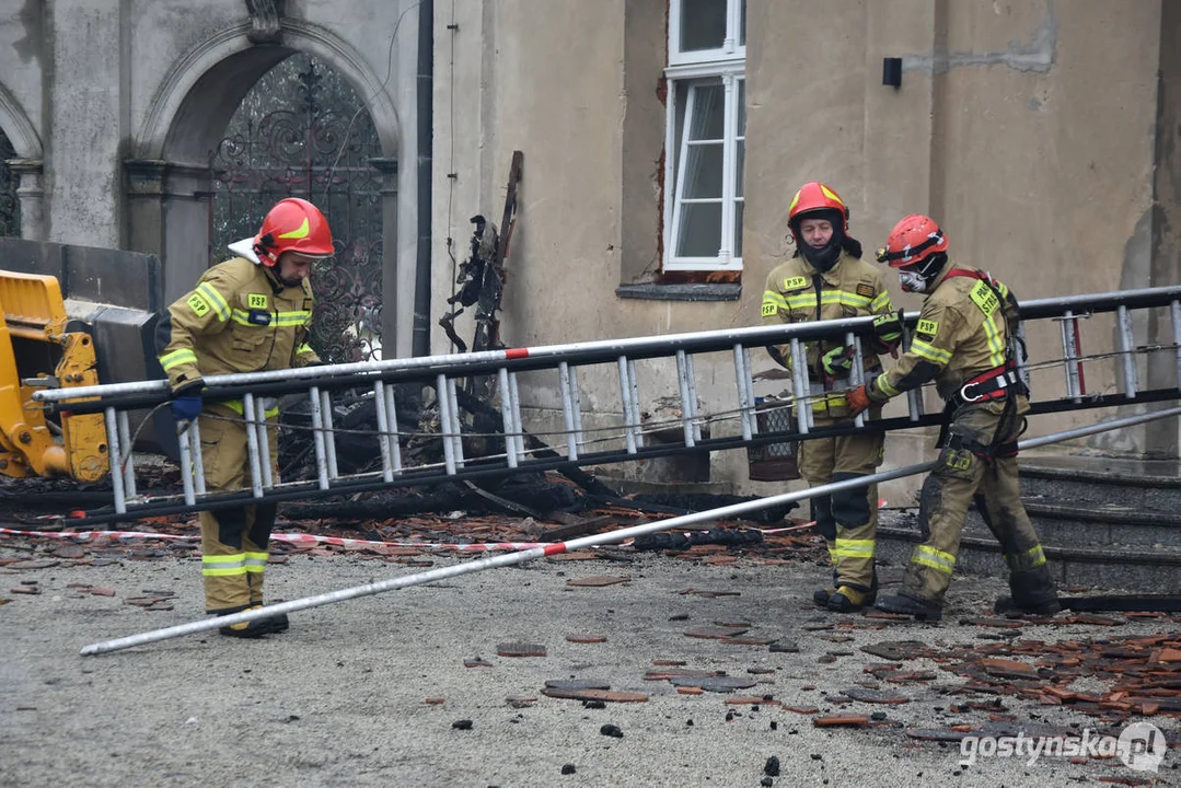 Pożar pałacu w Pępowie. Straż pożarna porządkuje pogorzelisko