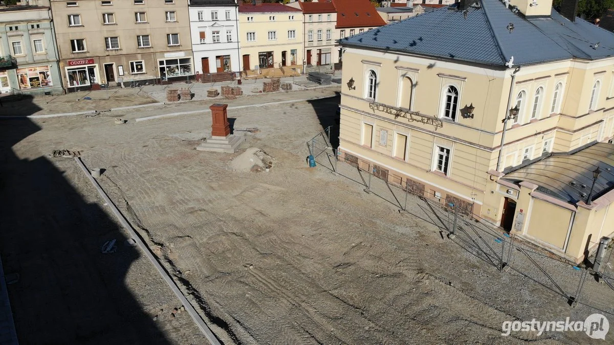 Przebudowa rynku w Krobi. Co się dzieje na placu budowy po zerwaniu umowy z wykonawcą