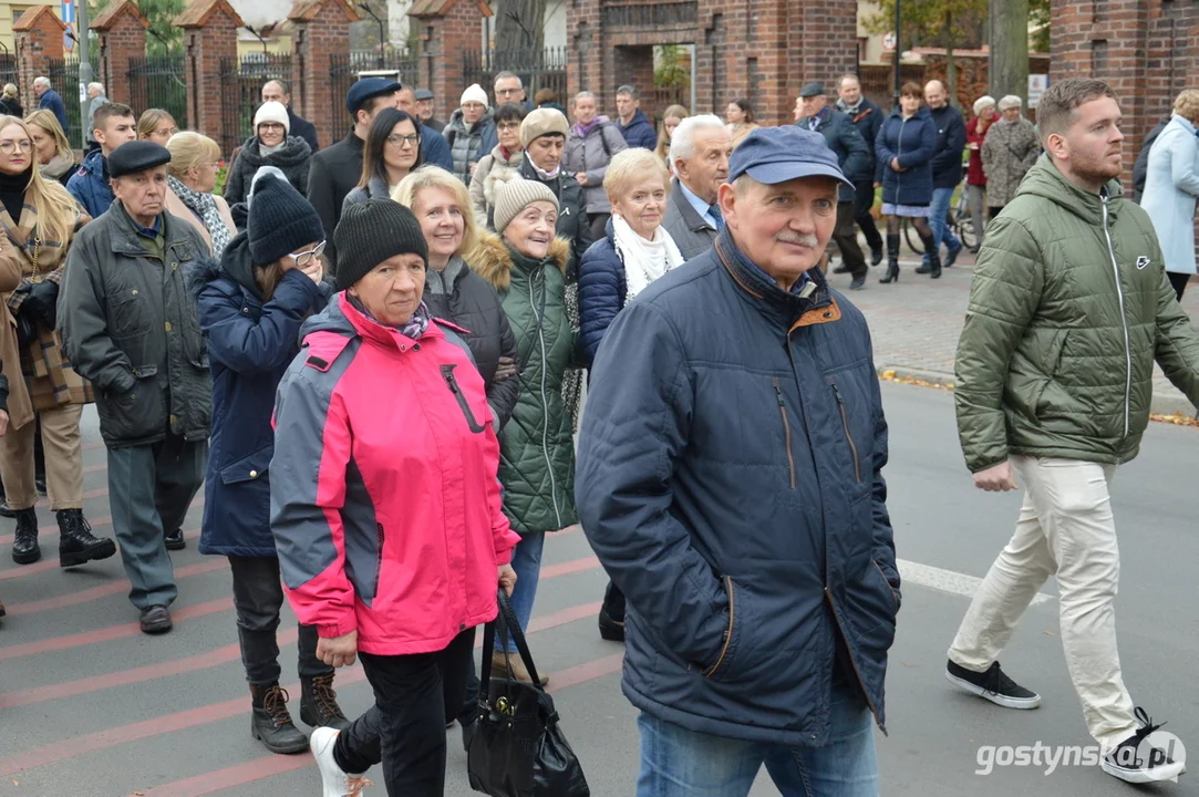 Przemarsz i uroczystości na cmentarzu w dniu 11 listopada w Krobi