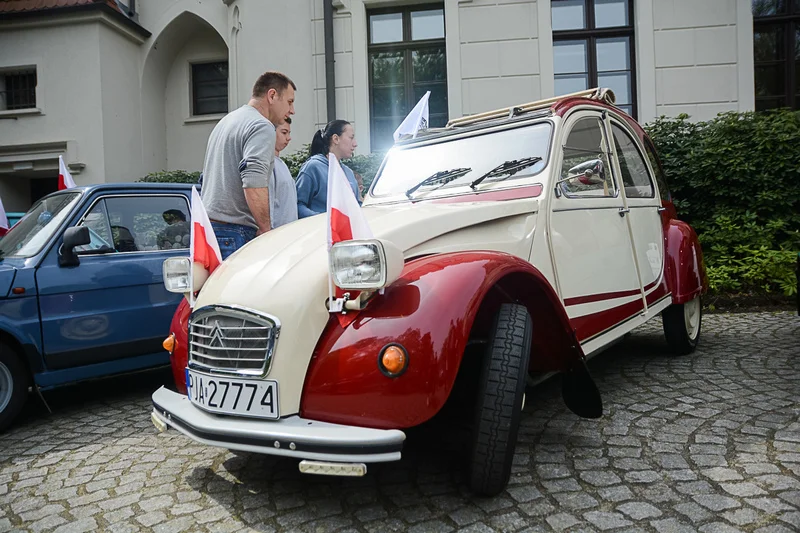 Wystawa zabytkowych pojazdów w Jarocinie z okazji Święta Flagi