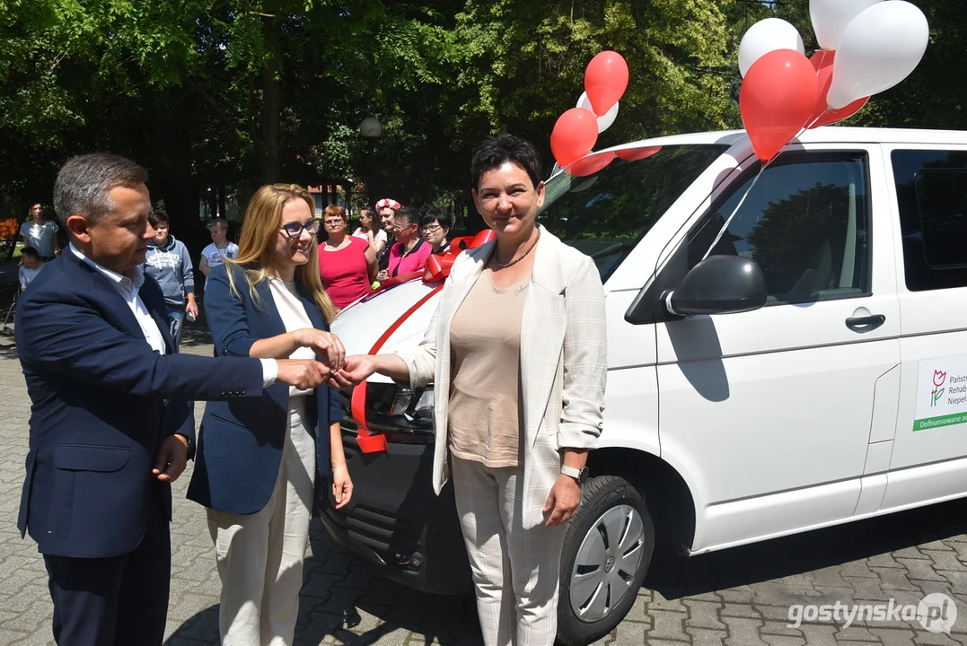 Przekazanie nowego samochodu dla DPS Chwałkowo