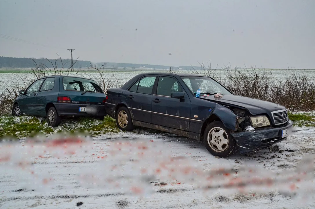 Chciał pomóc kierującej na drodze Żółków - Podlesie. Trafił do szpitala