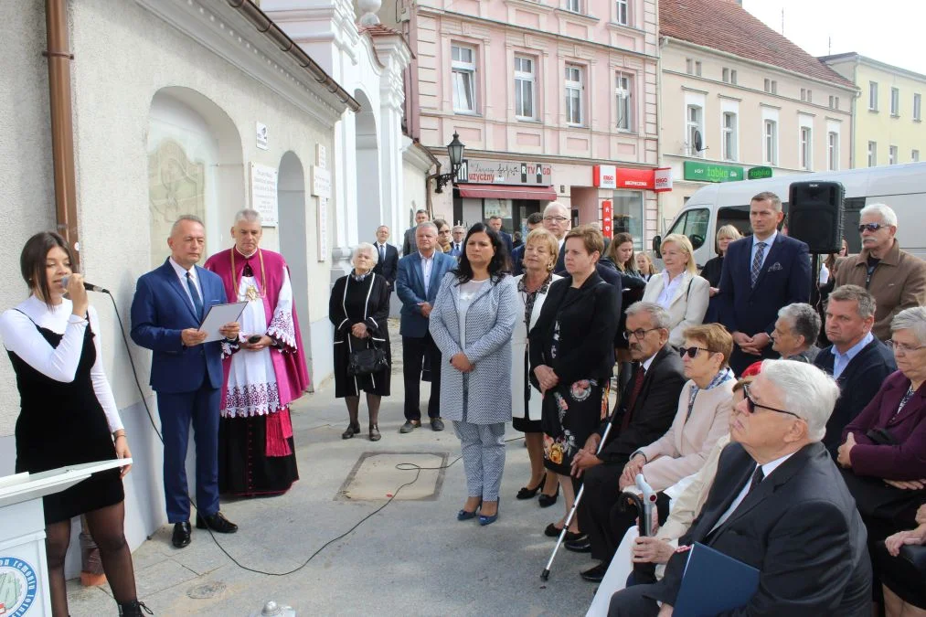 Jarocin. Odsłonięcie tablicy poświęconej kolporterom gazety konspiracyjnej "Dla Ciebie, Polsko" i koncert patriotyczny w JOK-u