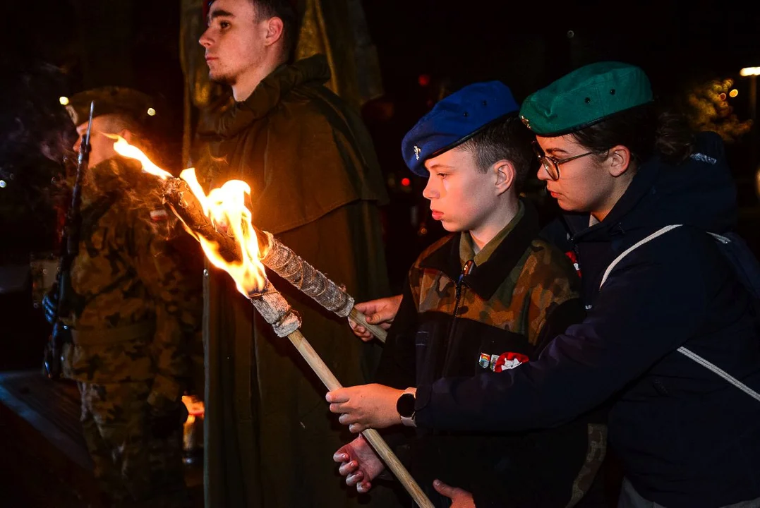 Obchody Święta Niepodległości w Jarocinie. Capstrzyk w parku mjr. Zbigniewa hr. Ostroroga-Gorzeńskiego