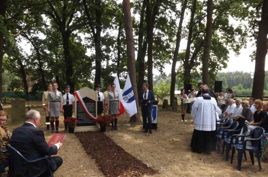 Na cmentarzu w Boguszynku uroczyście odsłonięto pamiątkową tablicę - Zdjęcie główne