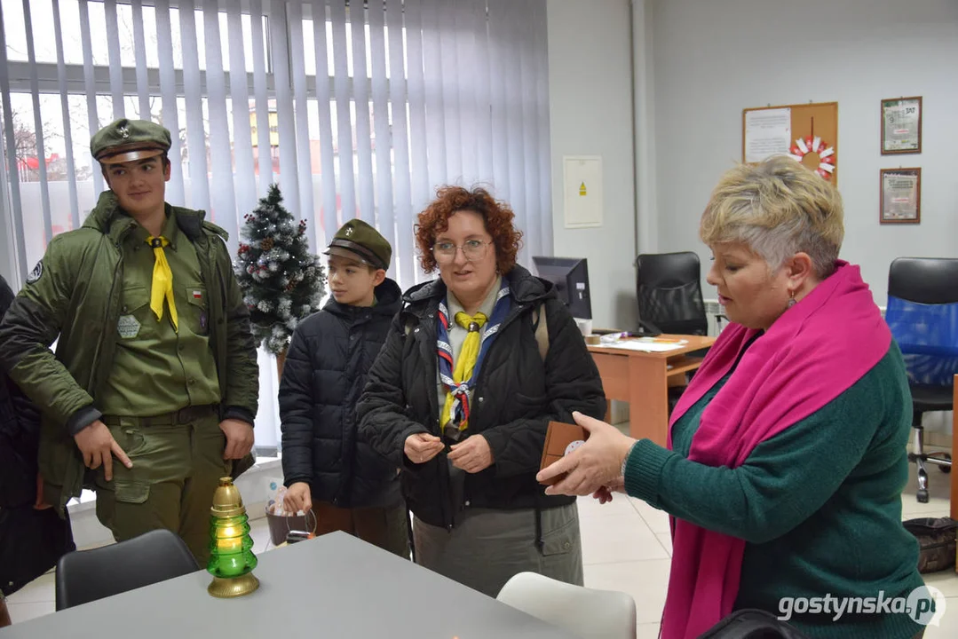 Gostyńscy harcerze roznoszą Betlejemskie Światło Pokoju w Gostyniu