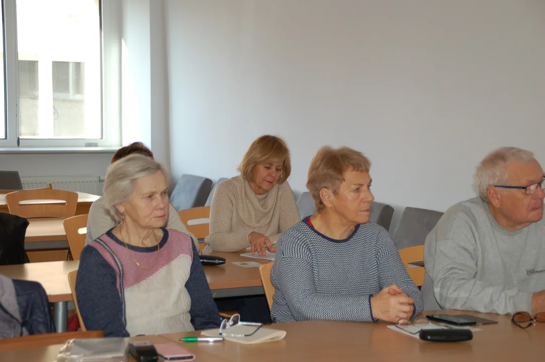 Krotoszyn. Seniorzy uczą się korzystać ze smartfona [ZDJĘCIA] - Zdjęcie główne