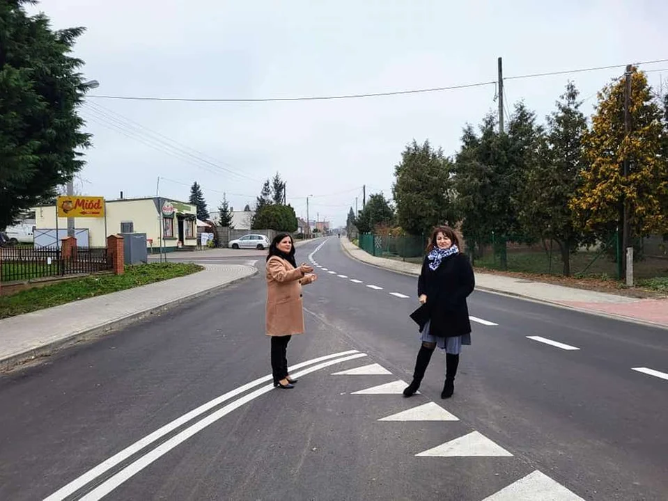 Powiatowe władze sprawdzają jakość prac na przebudowanej drogi Żerków - Raszewy - Komorze [ZDJECIA] - Zdjęcie główne