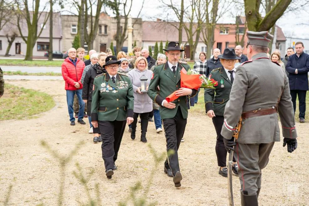 Delegacje, harcerze i żołnierze wzięli udział w urodzinach generała. Były kwiaty i warta honorowa [ZDJĘCIA]