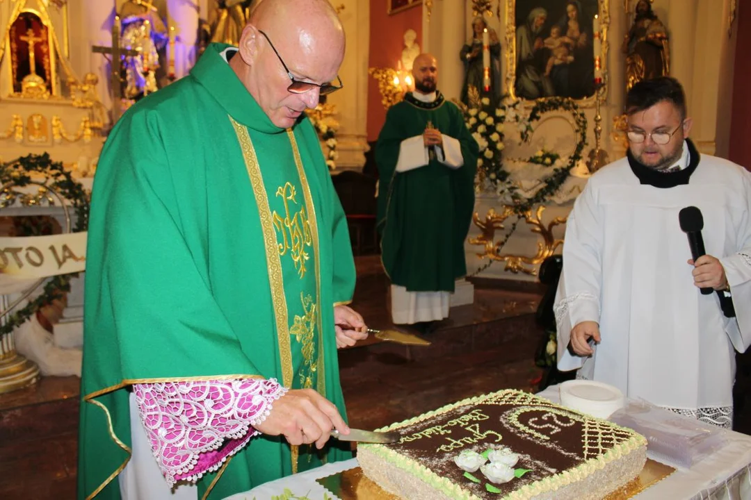 Ksiądz prałat Dariusz Matusiak kroił tort w kościele. Słodka niespodzianka na 25-lecie posługi w Jarocinie - Zdjęcie główne