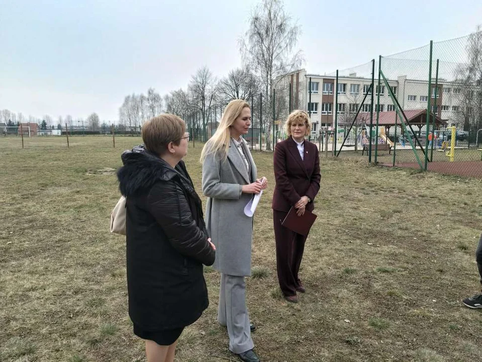 Konferencja prasowa, w której wzięły udział: posłanka Koalicji Obywatelskiej Alicja Łuczak, burmistrz Jarocina Urszula Wyremblewska-Korzyniewska i prezes JTBS-u Kinga Ławniczak