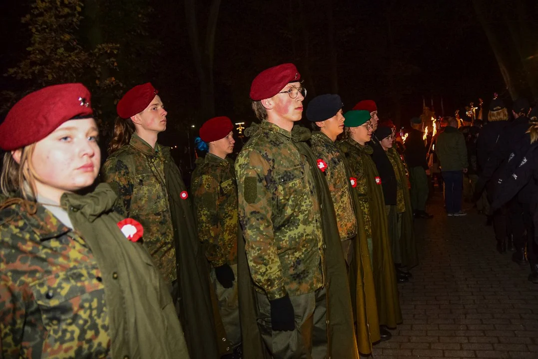 Obchody Święta Niepodległości w Jarocinie. Capstrzyk w parku mjr. Zbigniewa hr. Ostroroga-Gorzeńskiego