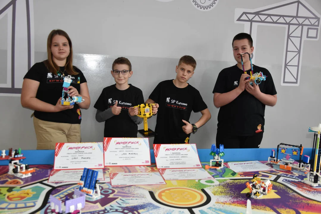 LEGOmaniacy - drużyna ze Szkoły Podstawowej w Kunowie z nagrodami z regionalnego oraz ogólnopolskiego turnieju FIRST LEGO LEAGUE