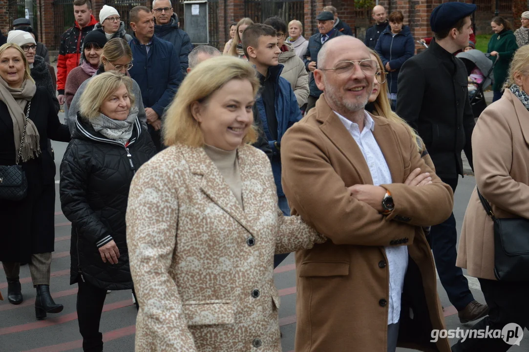 Przemarsz i uroczystości na cmentarzu w dniu 11 listopada w Krobi