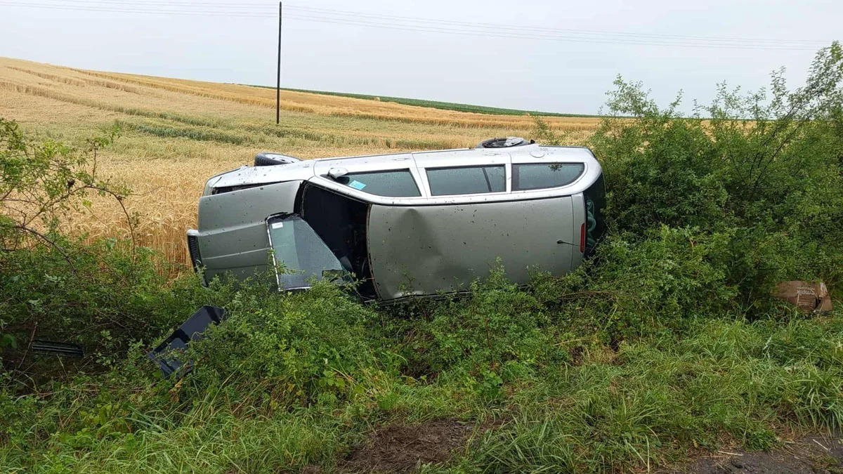 Daleszyn (gm. Gostyń). Samochód wypadł z drogi i przewrócił się
