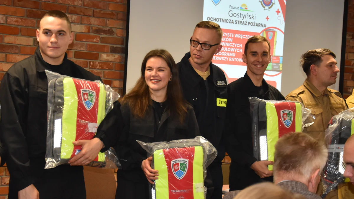 Pomyślnie zakończyli kurs Pierwszy Ratownik. Dostali plecaki 8-modułowe