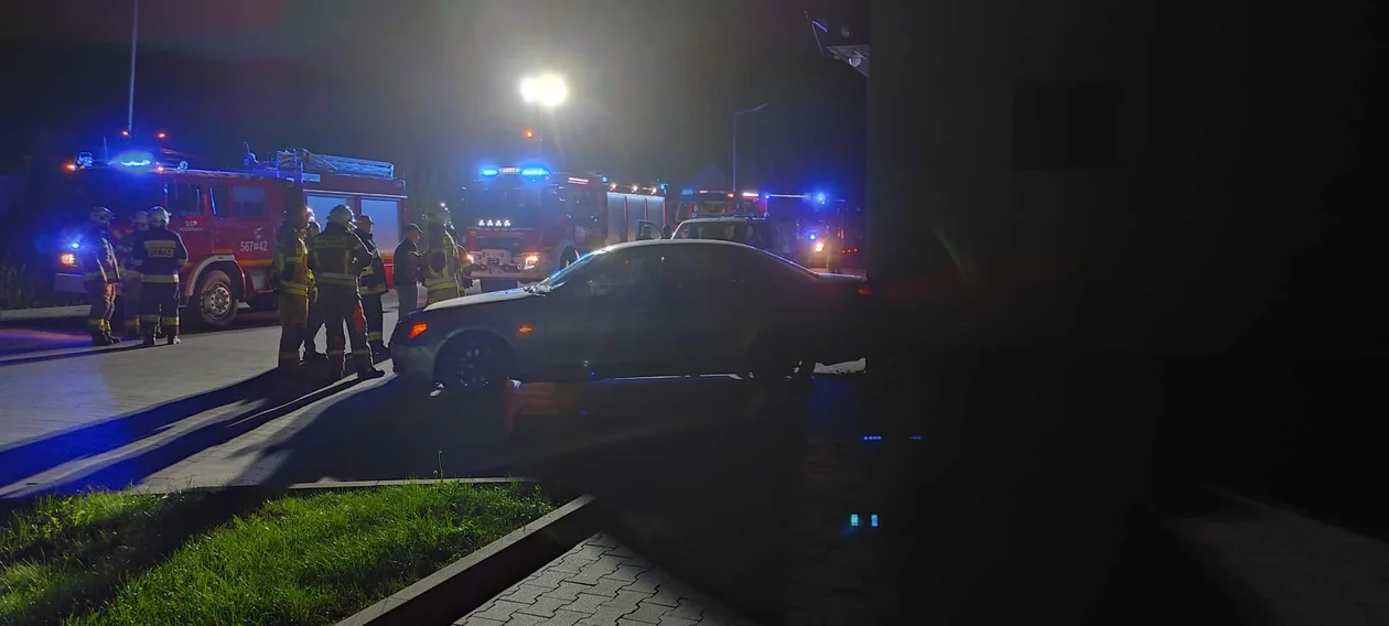 Pijany kierowca uderzył w sklep w Koźmińcu [ZDJĘCIA] - Zdjęcie główne