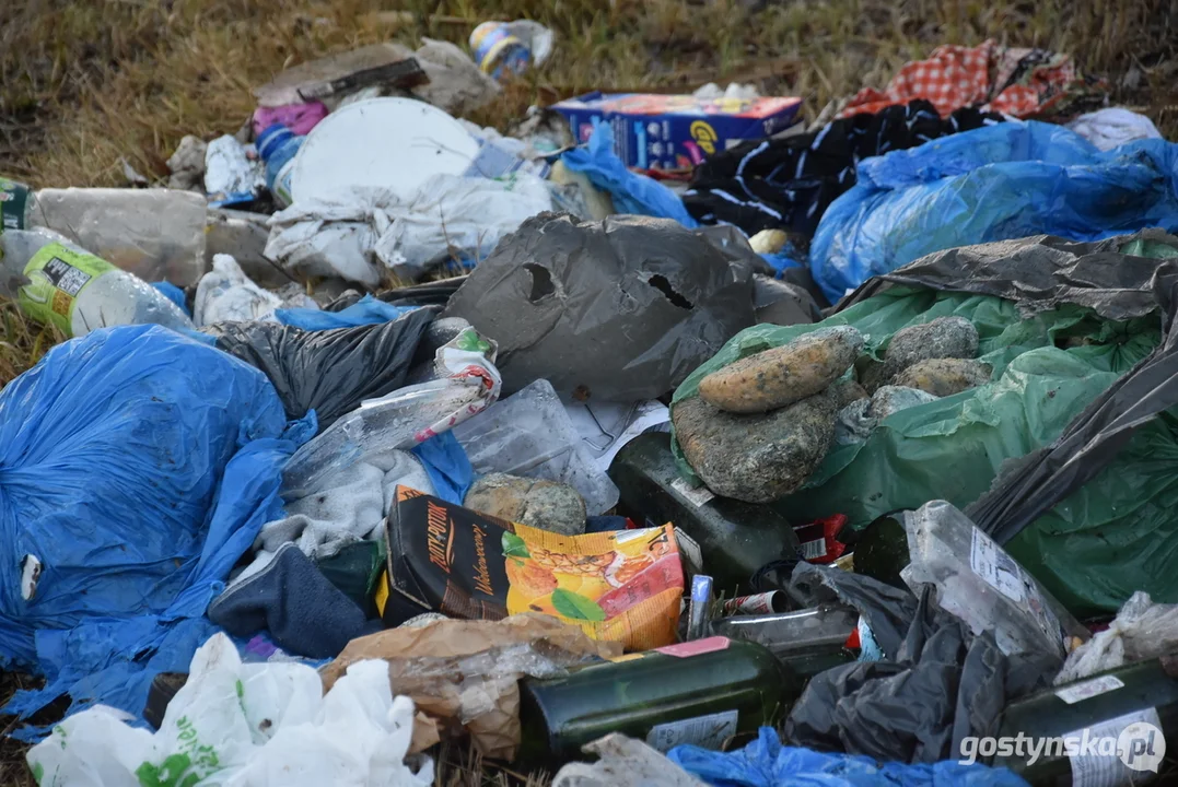 Wyrzucone śmieci przy drodze Chumiętki-Żytowiecko