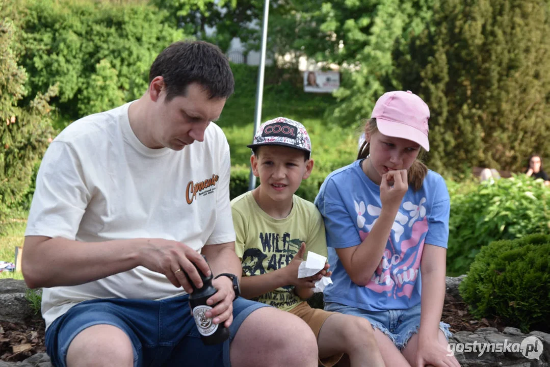 Pierwsze integracyjne gostyńskie grillowanie na tarasie GOK Hutnik