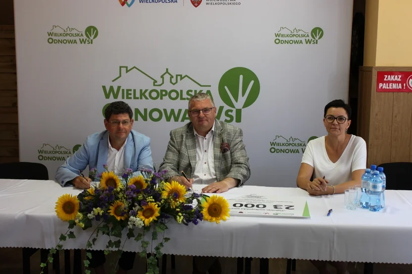 Podpisanie umów w ramach programu Wielkopolska Odnowa Wsi w Wieczynie