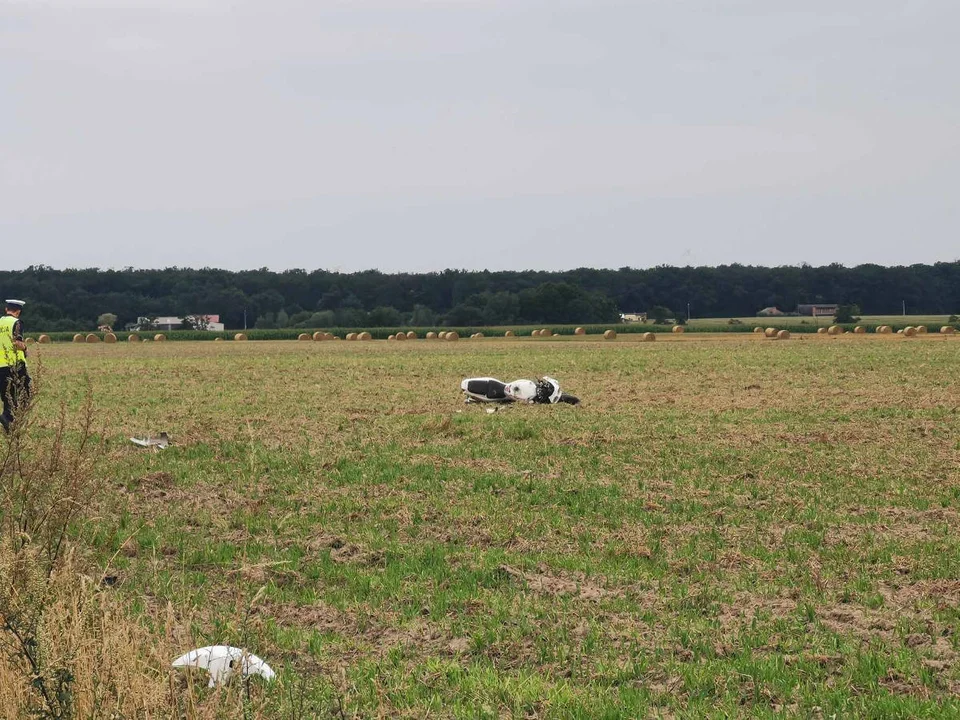 Zderzenie motocyklisty z samochodem osobowym na drodze między Roszkowem a Siedleminem.  [ZDJĘCIA] - Zdjęcie główne