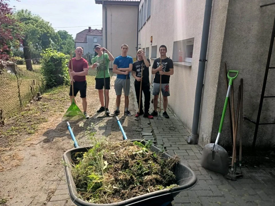 Krotoszyn - Koźmin Wlkp. Młodzież posprzątała teren przy szpitalu