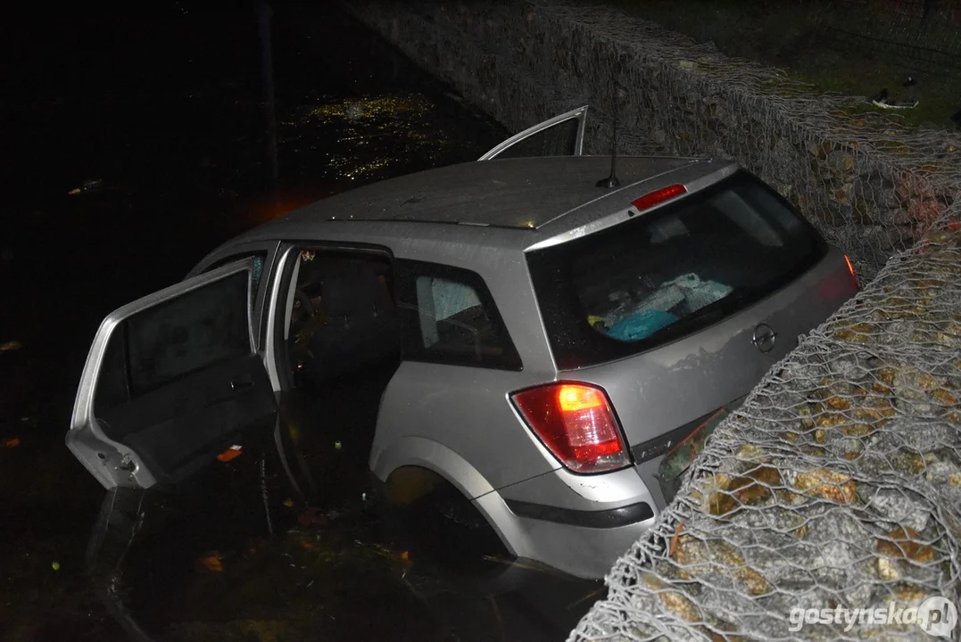 W centrum Krobi auto wpadło do stawu "Kichnera"