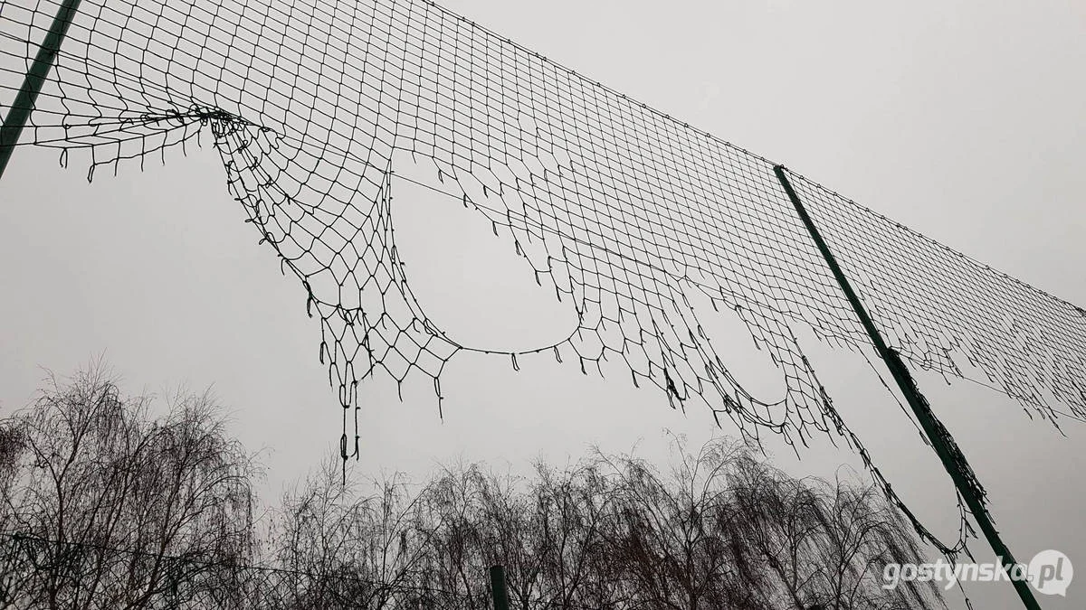 Zniszczone ogrodzenie boiska wielofunkcyjnego w Gostyniu