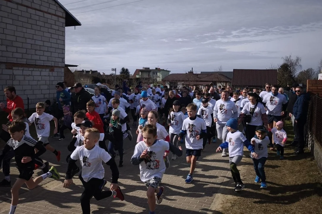 VIII Bieg Zagończyka w Zdunach. 195 uczestników oddało hołd mjr. Franciszkowi Jaskulskiemu [ZDJĘCIA]