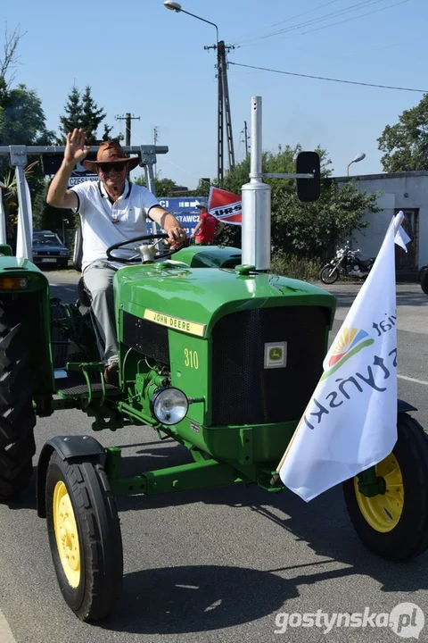 Parada zabytkowych pojazdów na dożynkach powiatowych na Świętej Górze 2025