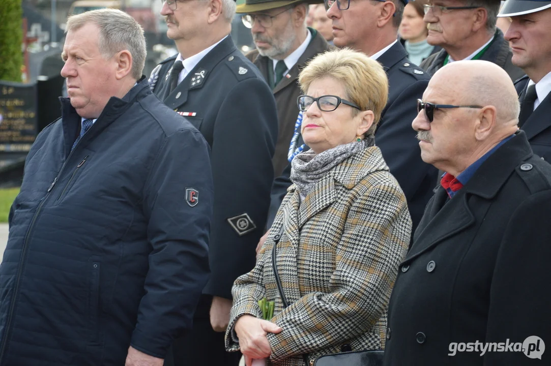 Przemarsz i uroczystości na cmentarzu w dniu 11 listopada w Krobi