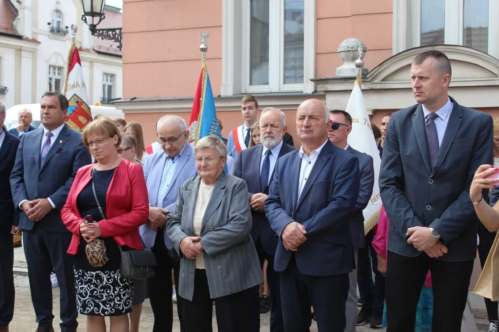 Jarocin. Odsłonięcie tablicy poświęconej kolporterom gazety konspiracyjnej "Dla Ciebie, Polsko" i koncert patriotyczny w JOK-u