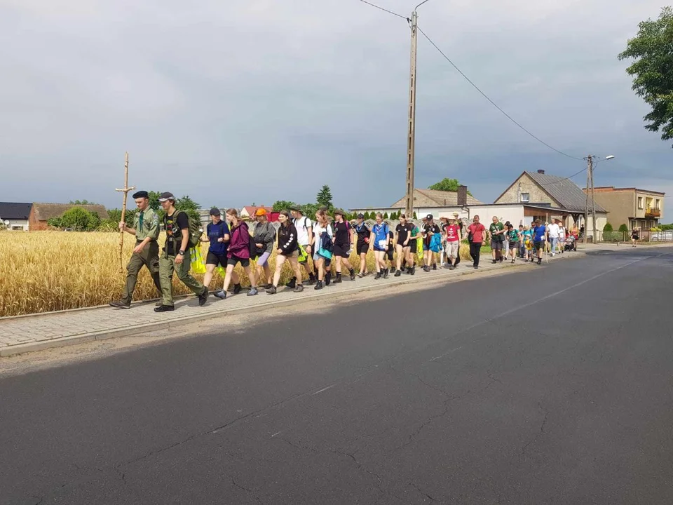 Harcerze z hufca ZHP Jarocin wraz z sympatykami wyruszyli na pielgrzymkę do Borku Wlkp.