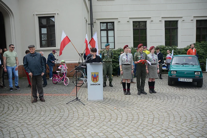 Wystawa zabytkowych pojazdów w Jarocinie z okazji Święta Flagi