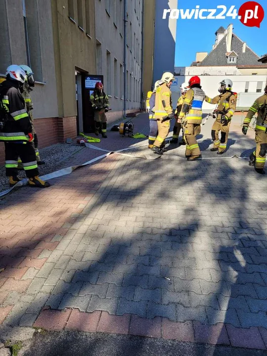 Ćwiczenia strażaków w szpitalu w Rawiczu