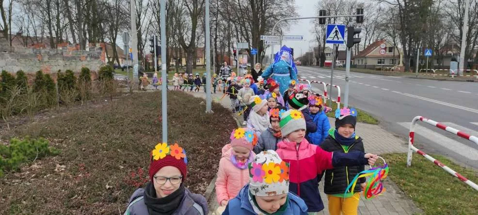 Pierwszy dzień wiosny świętowali uczniowie i przedszkolaki - zobacz ZDJĘCIA - Zdjęcie główne