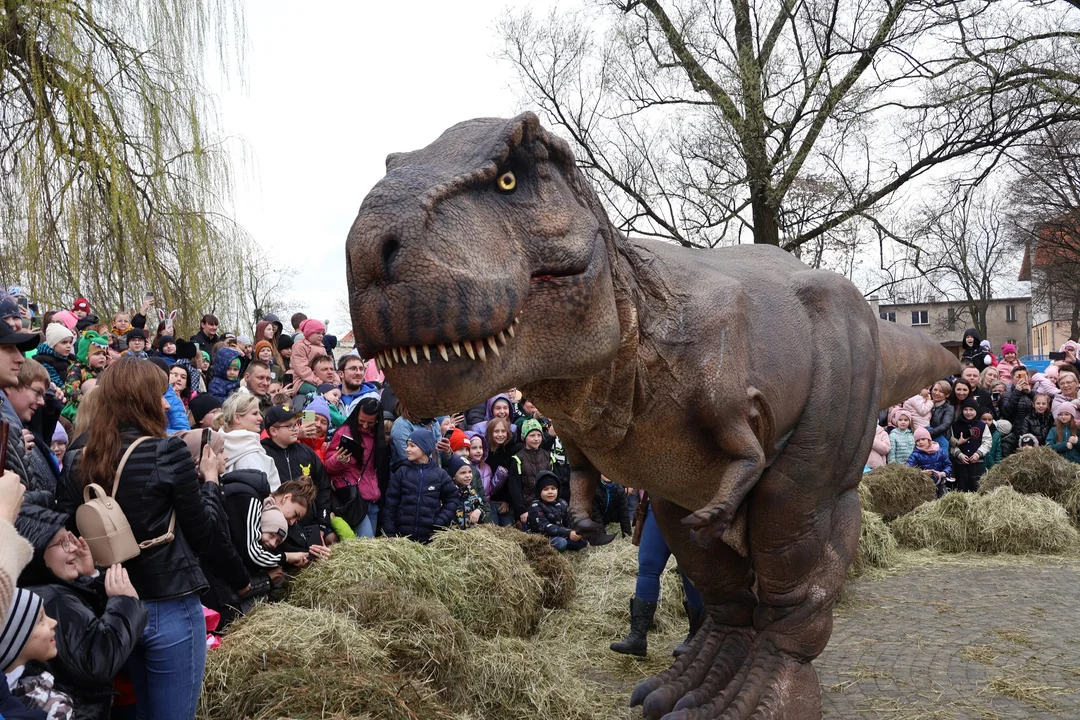 Dinozaur i kiermasz rękodzieła w parku w Pleszewie