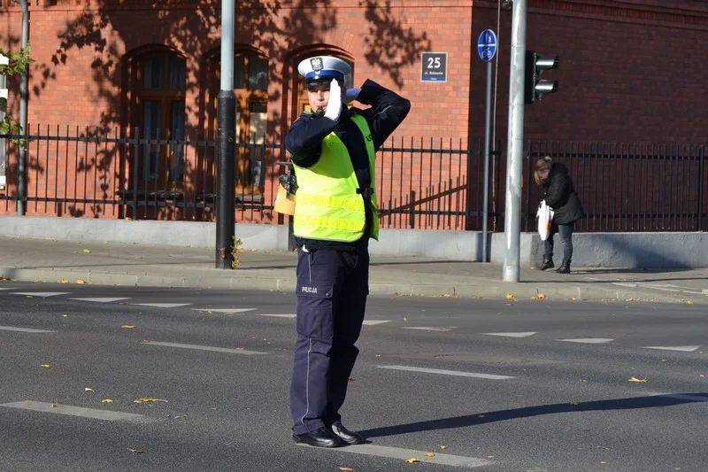 Policjant kieruje ruchem. Jak się zachować?