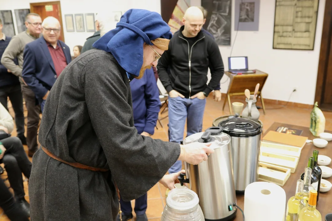 Było smakowicie i aromatycznie, czyli prelekcja o świątecznych grzańcach w pleszewskim muzeum - Zdjęcie główne