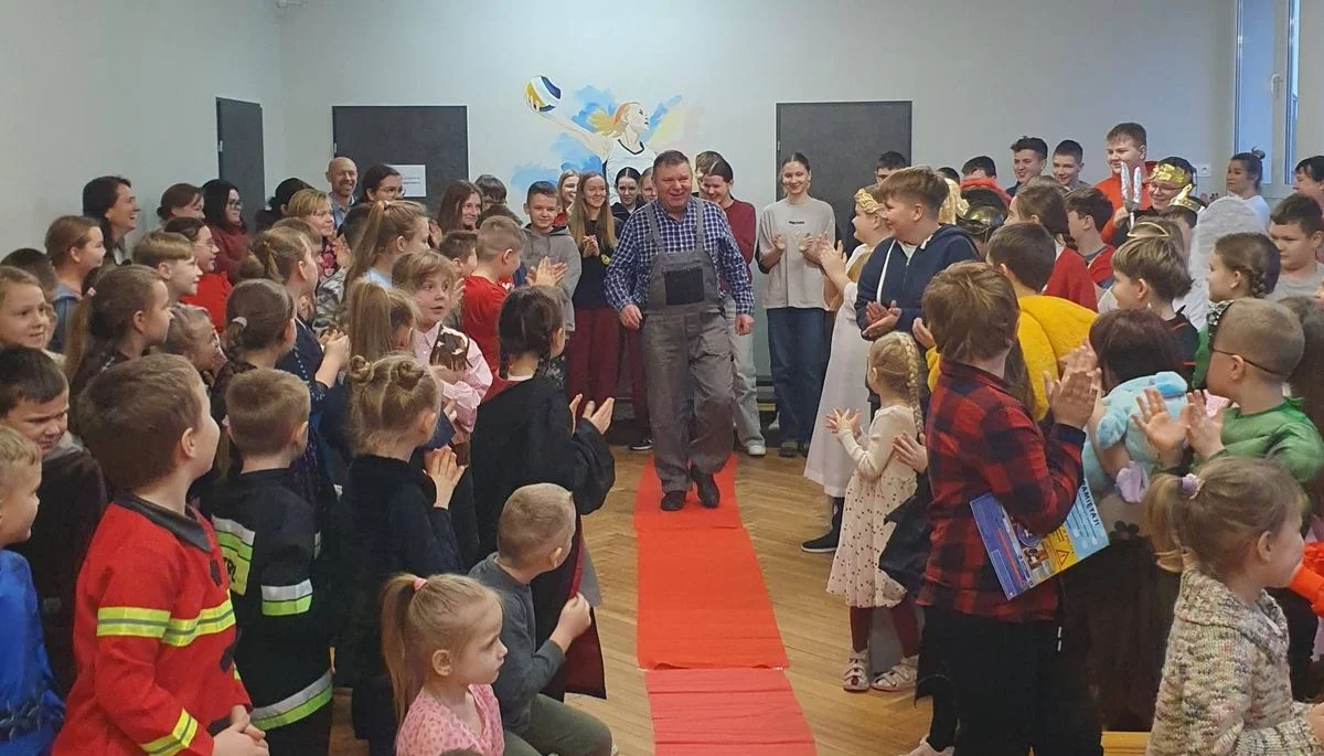 „Zna imię każdego dziecka w szkole”. Takiego pożegnania pan Kazimierz się nie spodziewał! [ZDJĘCIA] - Zdjęcie główne