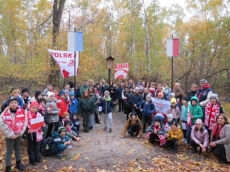 Obchody 11 Listopada w gminie Miejska Górka. Patriotyczna uroczystość w dłońskim lesie (ZJĘCIA) - Zdjęcie główne