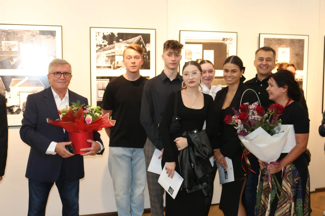 Świat na zapomnianej fotografii. „Cząstki czasu” w Muzeum Ziemi Rawickiej - Zdjęcie główne