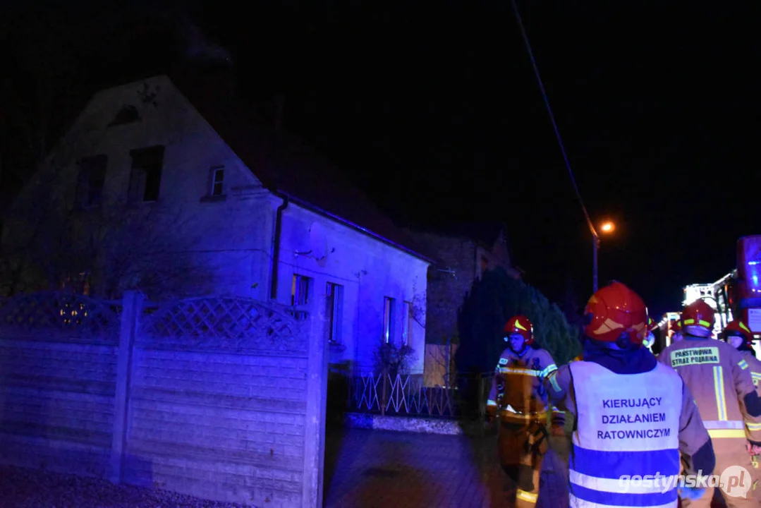 Ze zgłoszenia wynikało, że pali się budynek mieszkalny. JRG z KP PSP Gostyń w akcji