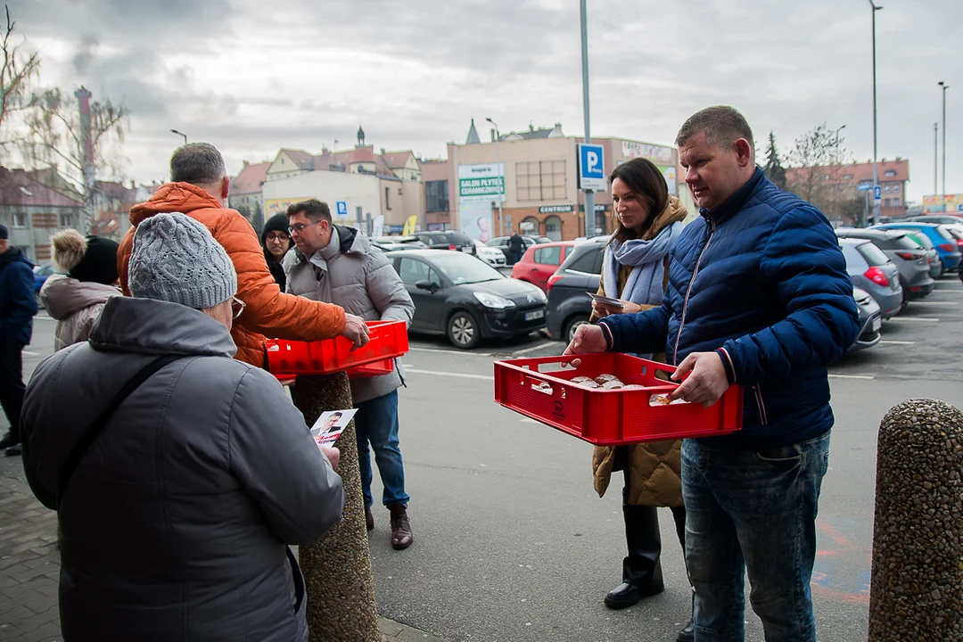 Przedwyborczy tłusty czwartek w Jarocinie. Kandydat PO KO na burmistrza i kandydaci Ziemi Jarocińskiej rozdawali pączki